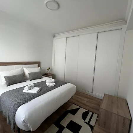 Gris Con Parking Gratis Lejlighed