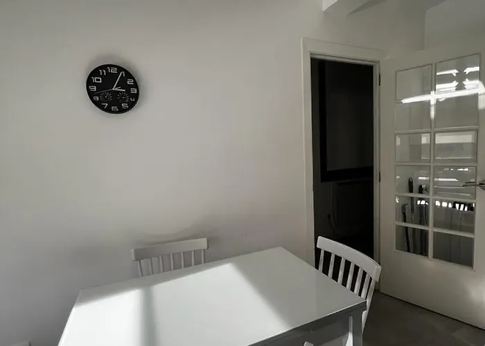 Gris Con Parking Gratis